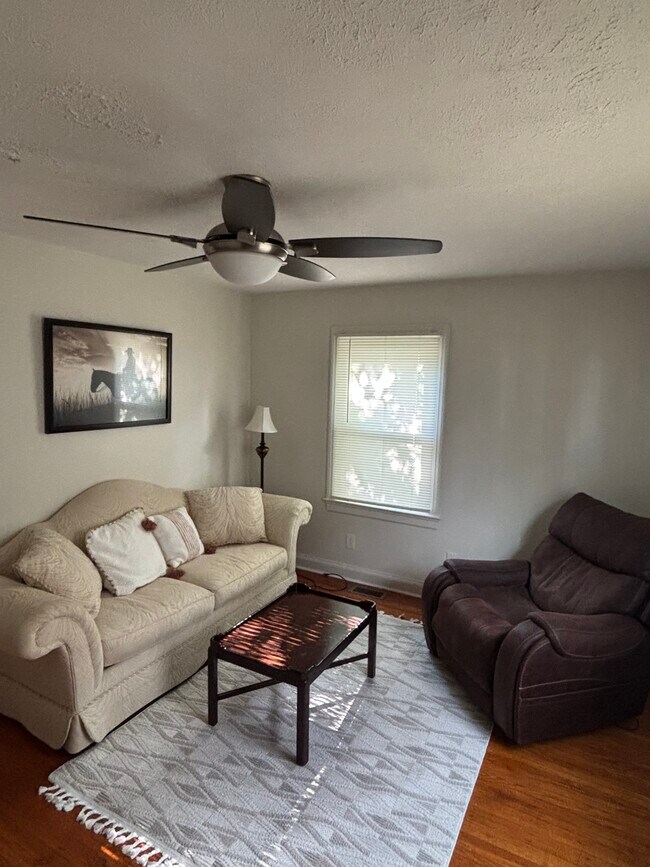 Sala de estar - 140 E Wellington Ave