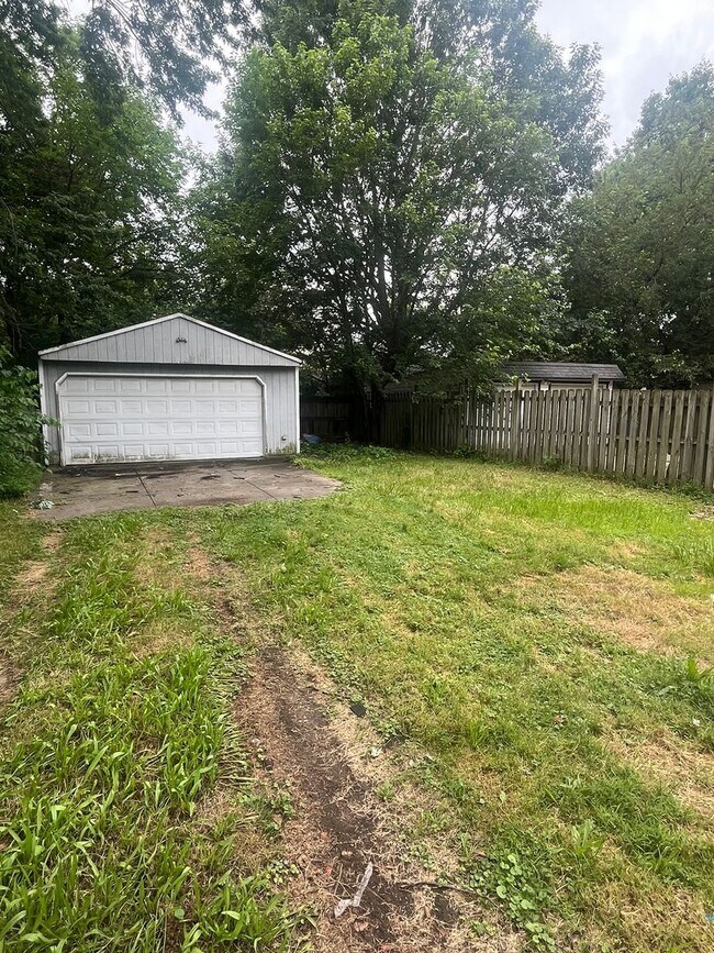 Building Photo - Section 8 Accepted! Spacious Newly Renovat...