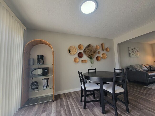 Foto del edificio - Newly Renovated Townhouse - Pet Friendly!!