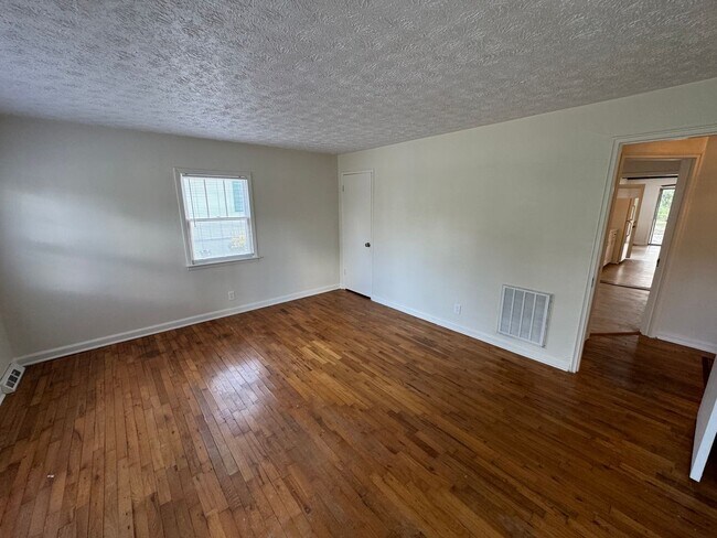 Building Photo - Cozy 3/2 with bonus in South Rome- $1,195