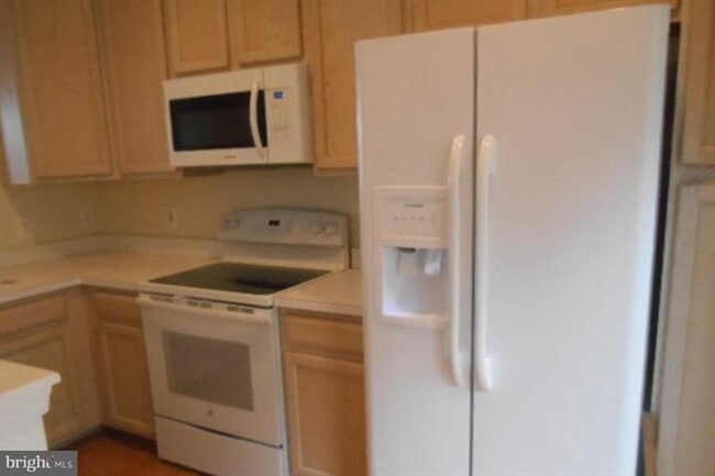 Building Photo - Stylish Townhome in a Convenient Location