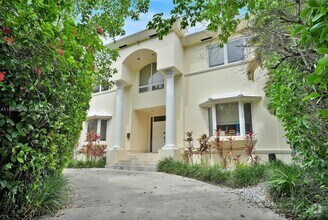 Building Photo - 5555 La Gorce Dr