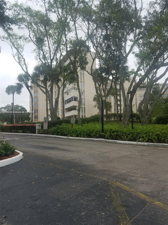 Foto del edificio - 6921 Environ Blvd