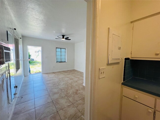 Foto del edificio - 3072 SW 16th St
