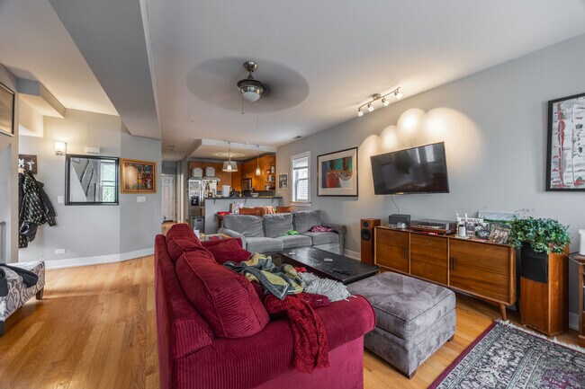 Foto del edificio - 3023 N Oakley Ave