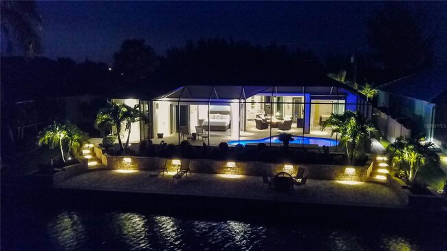 Foto del edificio - Waterfront home in South Gulf Cove.