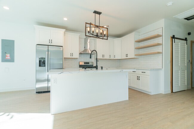 Building Photo - 1507 Valencia Ave