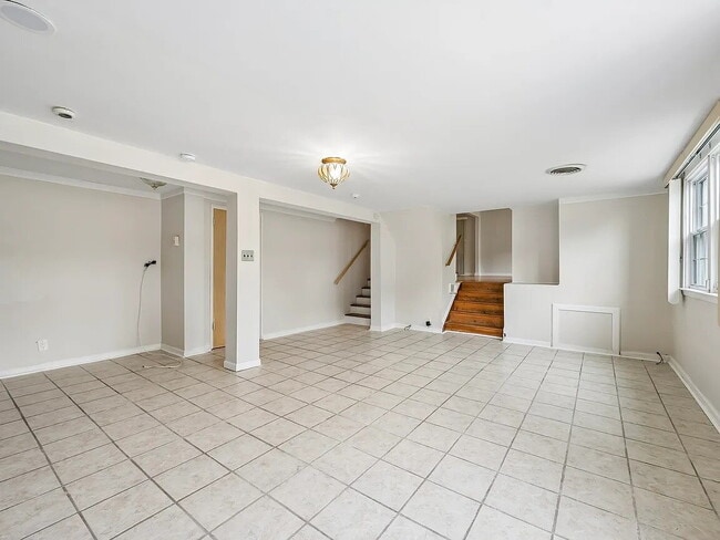 Foto del edificio - This well-maintained 3-bedroom, 1.5-bath split-level in Twin Oaks Farms is move-in ready