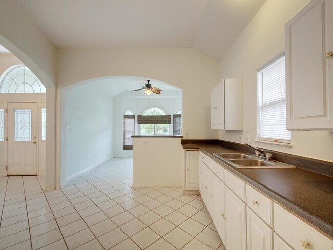 Foto del edificio - 4501 Leslie Ave