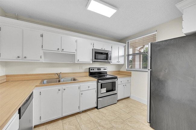 Building Photo - 8415 Forest Hills Dr