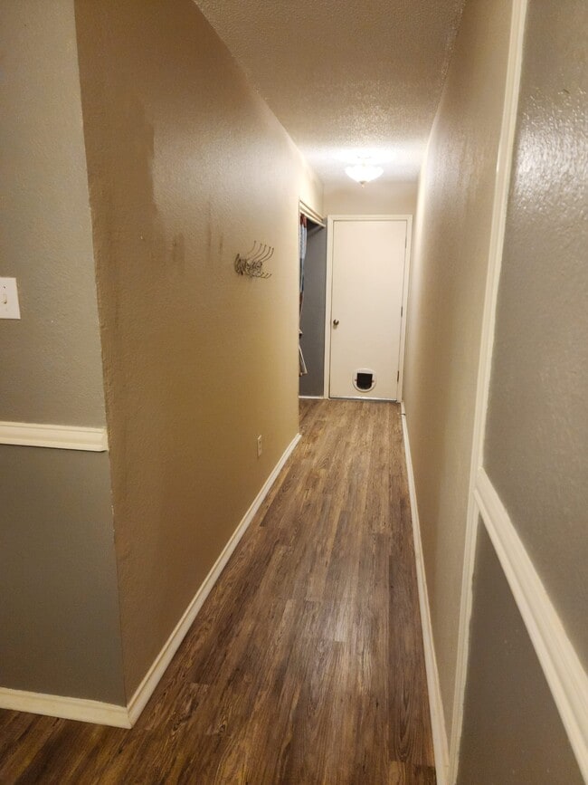 Building Photo - 400 Crowe Dr