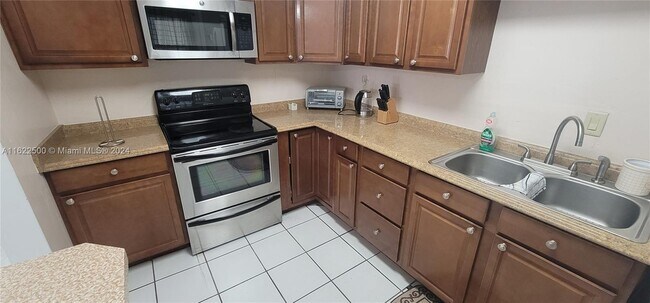Foto del edificio - 4740 NW 10th Ct