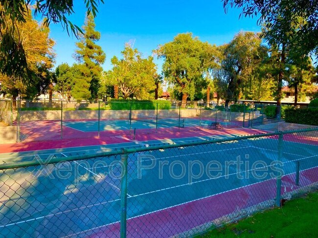 Foto del edificio - 2821 Los Felices Cir W