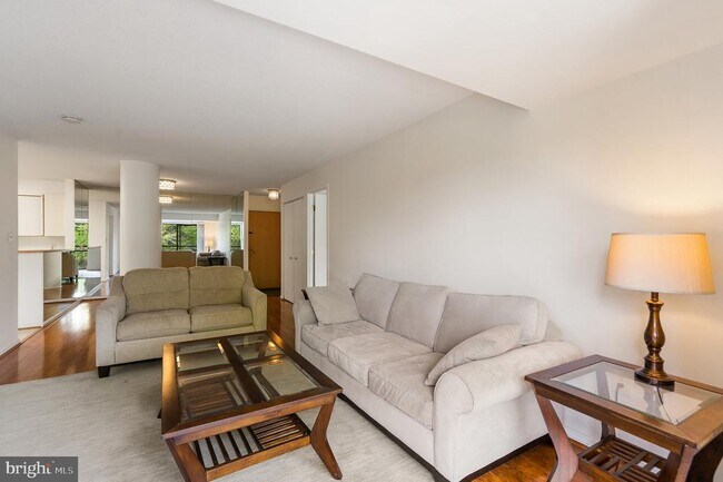 Foto del edificio - 2111 Wisconsin Ave NW