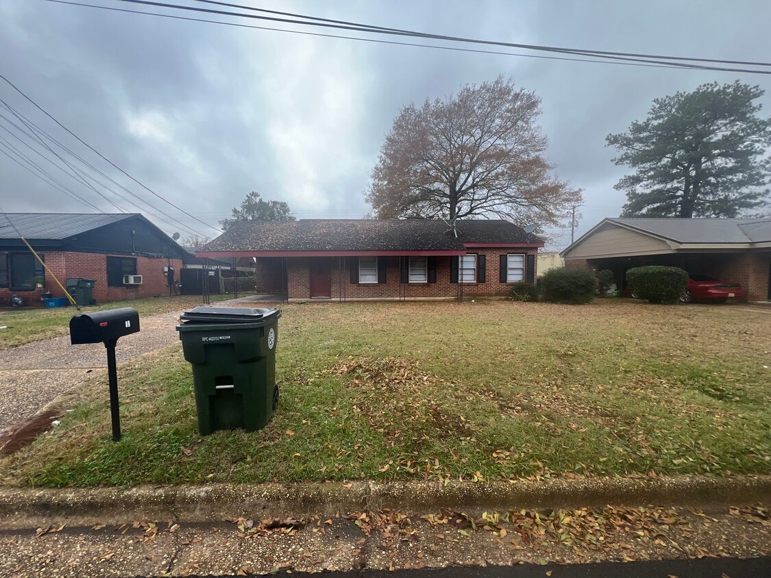 Primary Photo - 3 bedroom 1 bathroom brick home in West Tu...