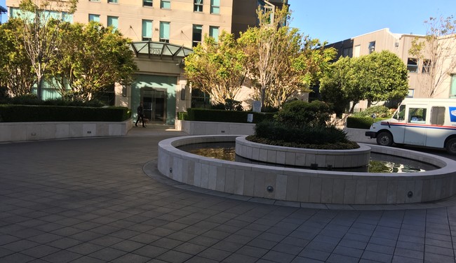 Motor Court for Drop-off and Loading - 219 Brannan St