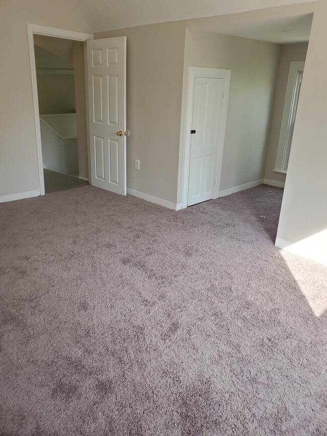 Master Bedroom - 7 Circle Dr