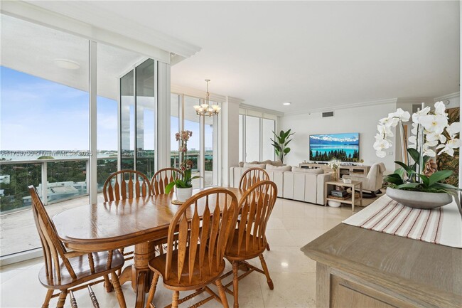 Foto del edificio - 10225 Collins Ave