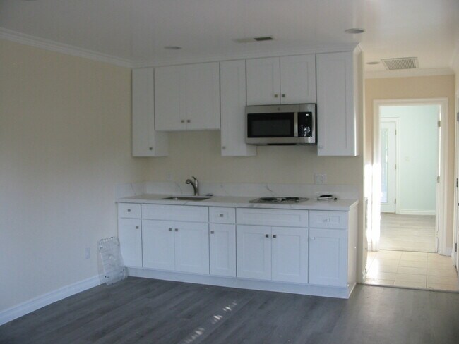 Foto del edificio - 9720 Vanalden Ave