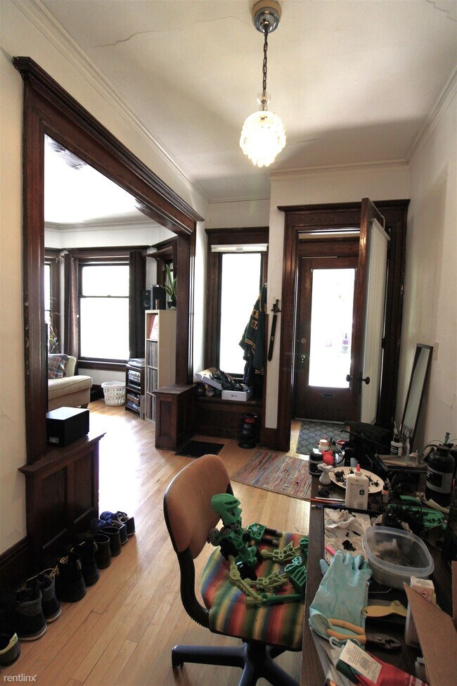 Building Photo - 3 br, 1 bath Triplex - 3200 N Bartlett Ave...