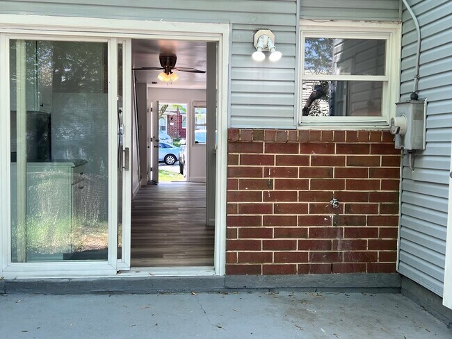 Building Photo - 11 Thorn Ln
