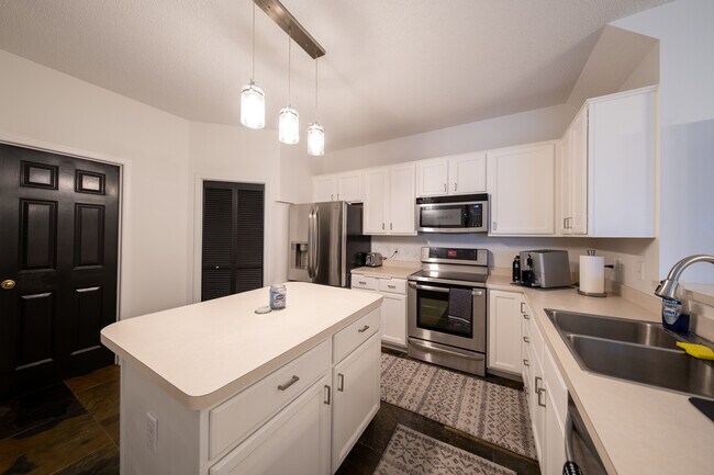 Building Photo - 9650 Alvarado Ln N