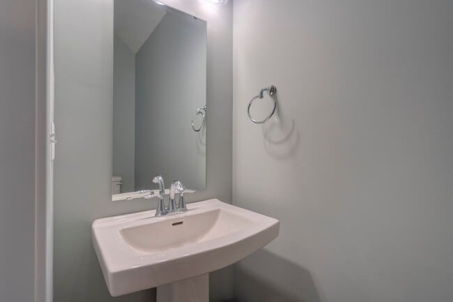 Foto del edificio - Spacious 4-Bedroom, 3-Story Townhome for Students