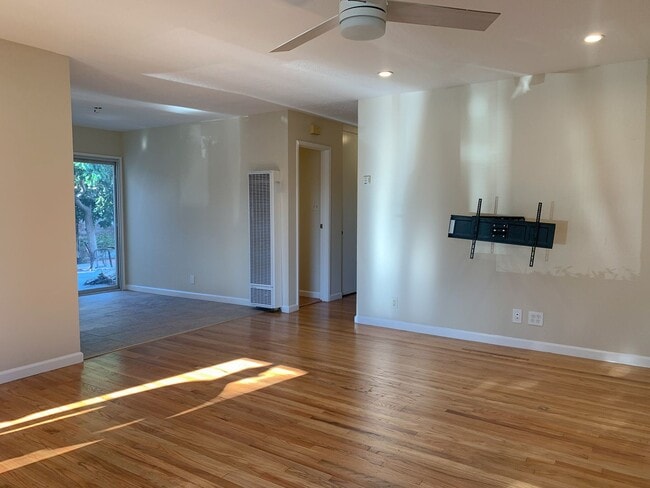 Building Photo - Single level 3 Bedroom Home on a Spacious Corner Lot!