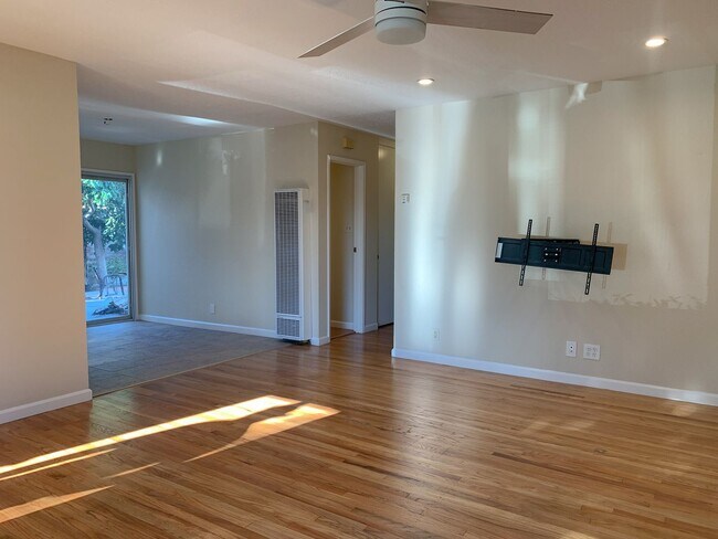 Foto del edificio - Single level 3 Bedroom Home on a Spacious Corner Lot!
