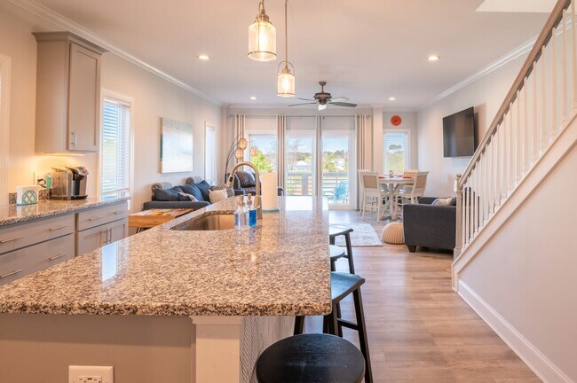 Building Photo - FURNISHED OFF-SEASON MONTHLY RENTAL - AVAI...