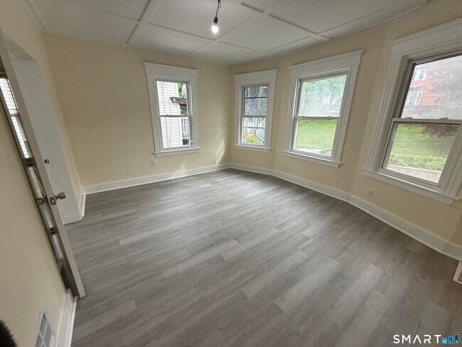 Foto del edificio - 82 Bunker Hill Ave