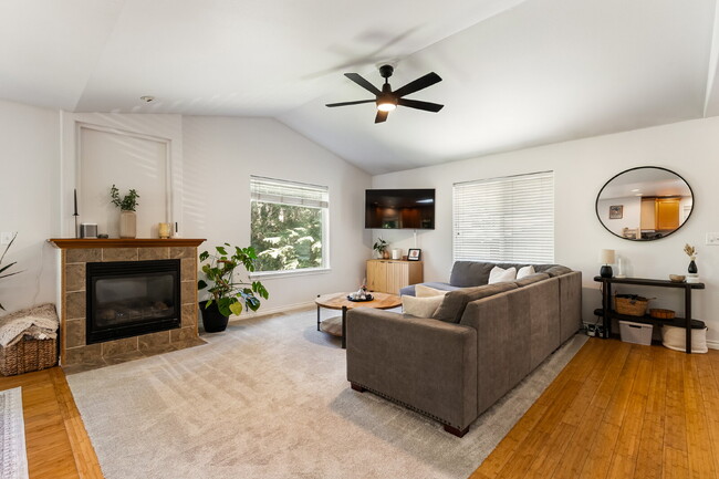 Building Photo - Charming 4-Bed Sanctuary with Modern Elega...