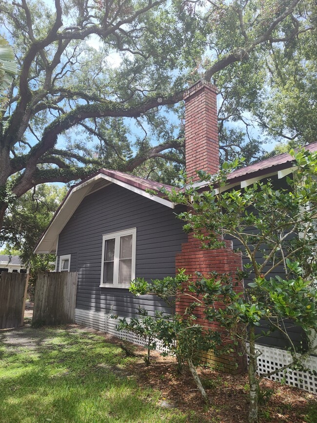 Building Photo - 405 W 18th St