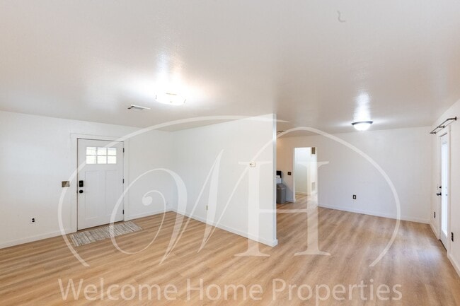 Foto del edificio - Comfortable 3-Bedroom Home with Fenced Yard and Attached Carport