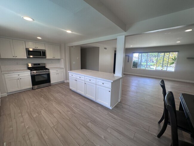 Building Photo - BACK ON MARKET - 3 bed 2 bath fully remode...