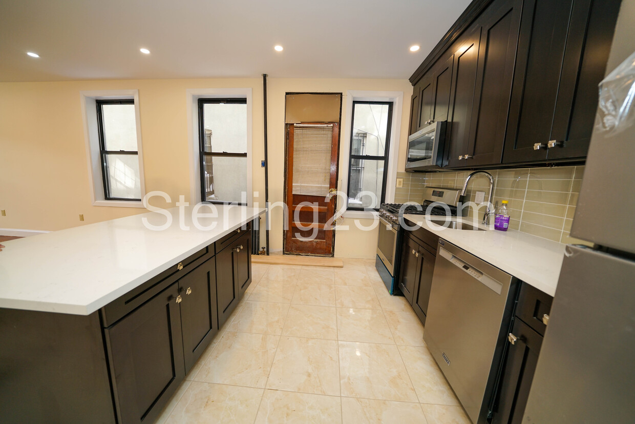 Primary Photo - 2452 26th St