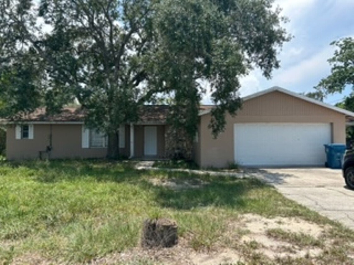 Large 3 bedroom, 2 bath pool home. - Large  3 bedroom, 2 bath pool home.
