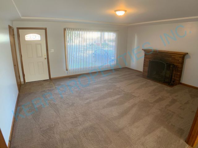 Building Photo - FREE RENT! 3 Bd / 2 Bth - 2 Kitchens - Fen...