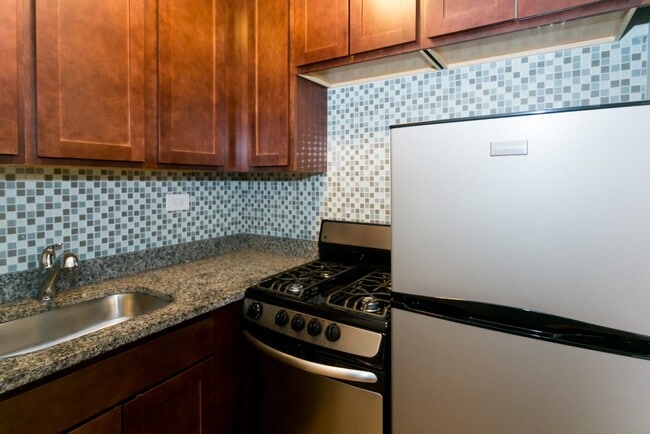 Building Photo - 553 W Arlington Pl