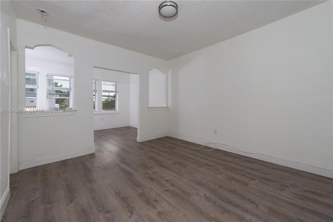 Building Photo - 501 SW 6th Ct