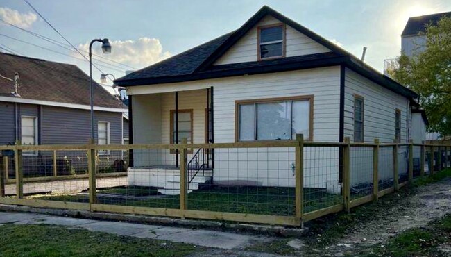 Building Photo - 1611 Common St