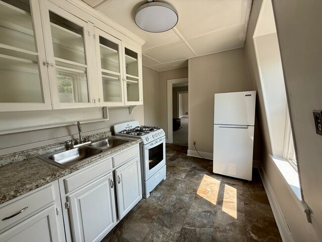 Kitchen - 117 Bridge St