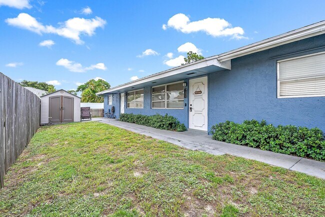 Building Photo - 9050 E Highland Pines Blvd