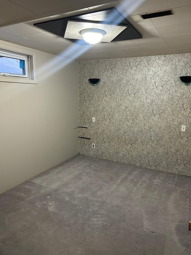 Building Photo - Basement Suite in Meadowlark