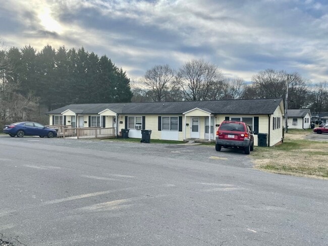 Building Photo - Adorable 1 bedroom 1 bath apartment . Loca...
