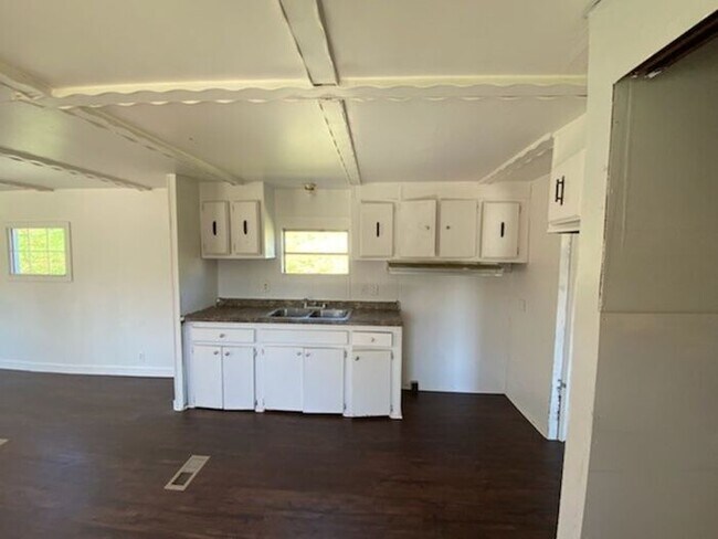 Building Photo - Completely remodeled and ready for move in!
