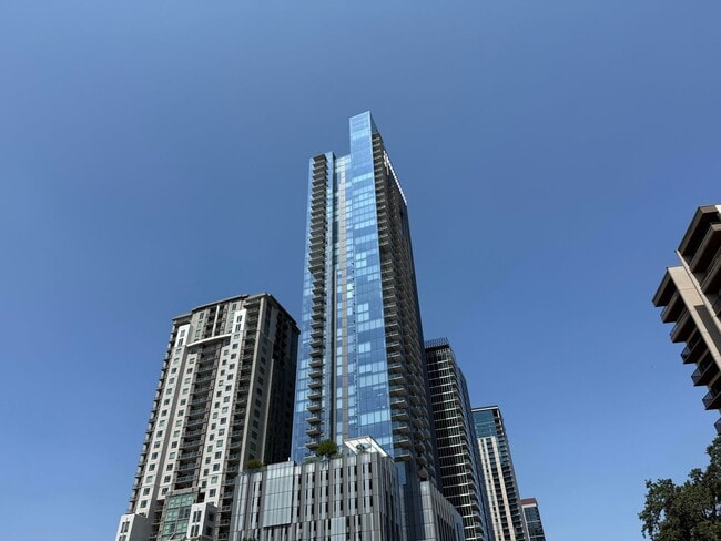 Building Photo - Gorgeous 30th Floor 2BD / 2BA Corner Sky R...