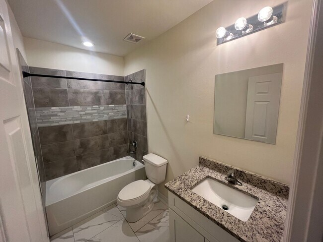 Building Photo - 3Bd / 2Ba Duplex with GARAGE