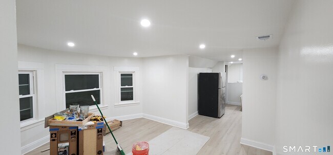 Foto del edificio - 1655 Iranistan Ave