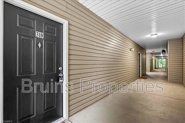 Foto del edificio - 7104 W Friendly Ave